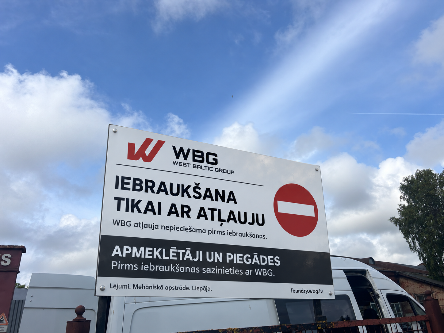 WBG izkārtnes vizualizācija esošo vārtu fotogrāfijā
